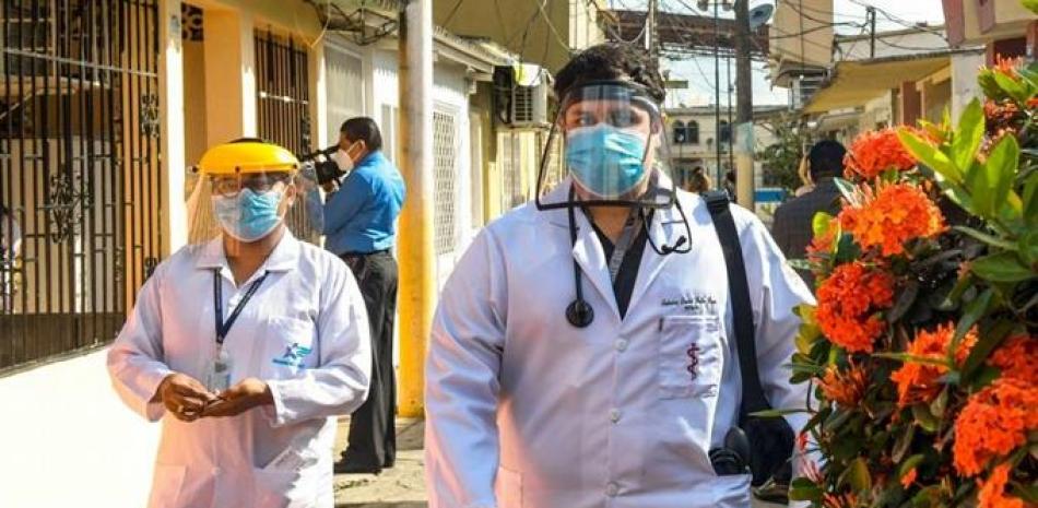 Fotografía cedida por el Municipio de Guayaquil que muestra a unos médicos mientras visitan hogares como parte de la campaña de desparasitación del municipio hoy, en Quito (Ecuador). EFE/Cortesía Municipio Guayaquil