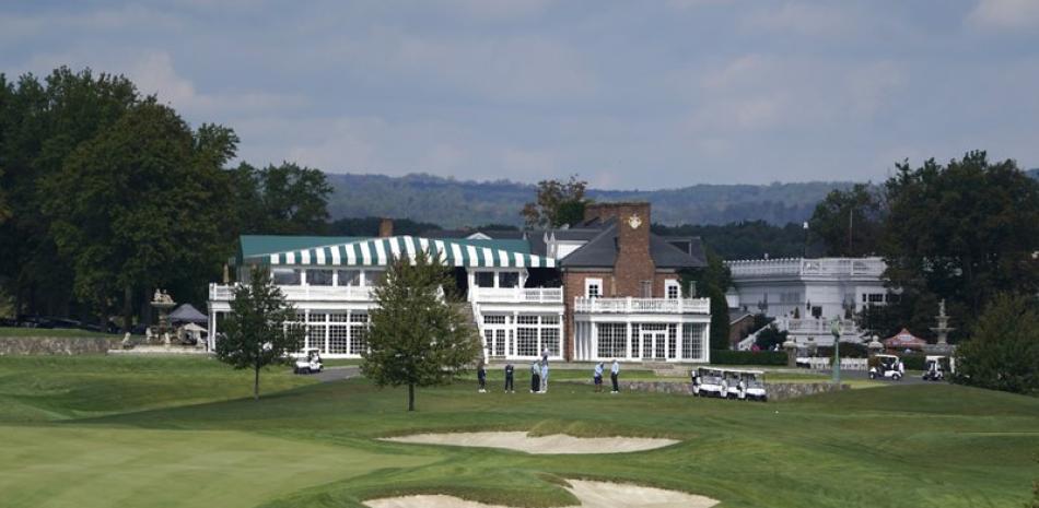 En esta fotografía de archivo del viernes 2 de octubre de 2020, golfistas juegan en el Club de Golf Trump National en Bedminster, Nueva Jersey.