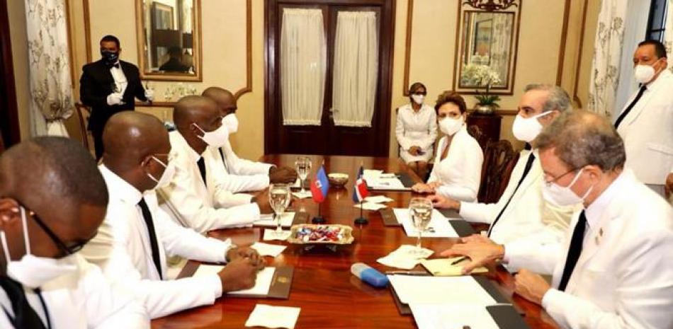 El presidente Luis Abinader durante una reunión con su par haitiano, Jovenel Moise, en Santo Domingo. ARCHIVO