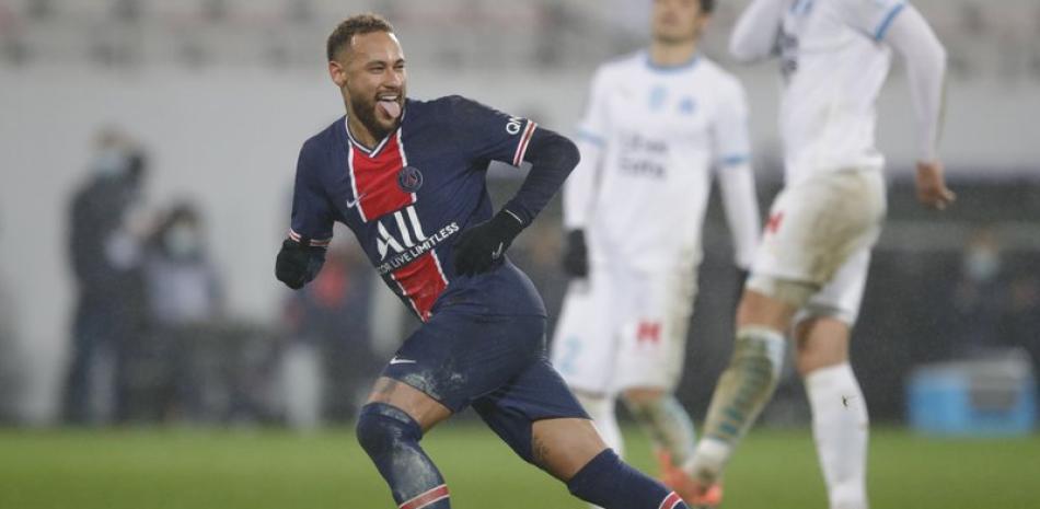 Neymar celebra tras anotar el segundo gol del Paris Saint-Germain en el triunfo 2-1 ante el Marsella para llevarse el Trofeo de Campeones de Francia en el estadio Bollaert en Lens, el miércoles 13 de enero del 2021.