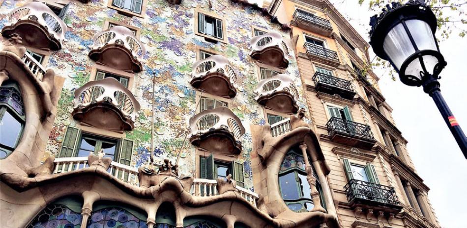 La Casa Batlló, que data del 1904-06, tiene temática de San Jorge y el dragón. CORTESÍA DE LA AUTORA