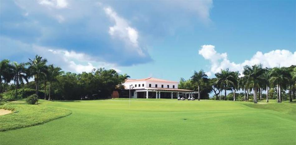A pesar de la baja cantidad de golfistas que visitan los campos dominicanos debido al toque de queda, la calidad y condiciones se mantienen. En la foto, vista del hoyo 18 de La Estancia.