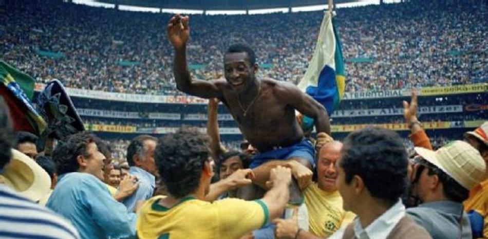 Pelé festeja el triunfo en la Final de la Copa del Mundo México 1970.