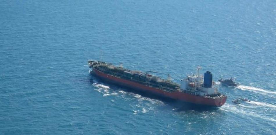 En esta imagen, distribuida el 4 de enero de 2021 por la agencia noticiosa Tasnim, el carguero de bandera surcoreana MT Hankuk Chemi navega por el Golfo Pérsico escoltado por barcos de la Guardia Revolucionaria de Irán.

Foto: AP/ Agencia Tasnim