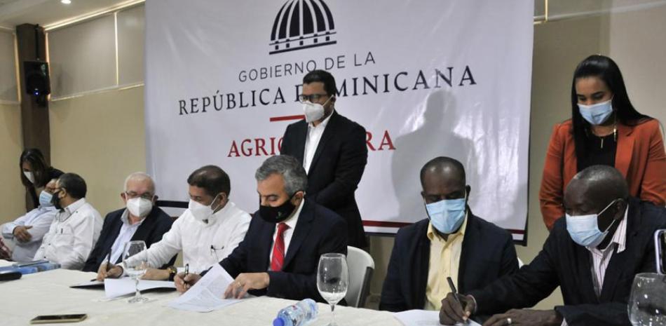 Limber Cruz, Iván Hernández Guzmán, Fernando Durán, Saulo Montero, y Máximo Sarraf durante la firma del acuerdo. FUENTE EXTERNA