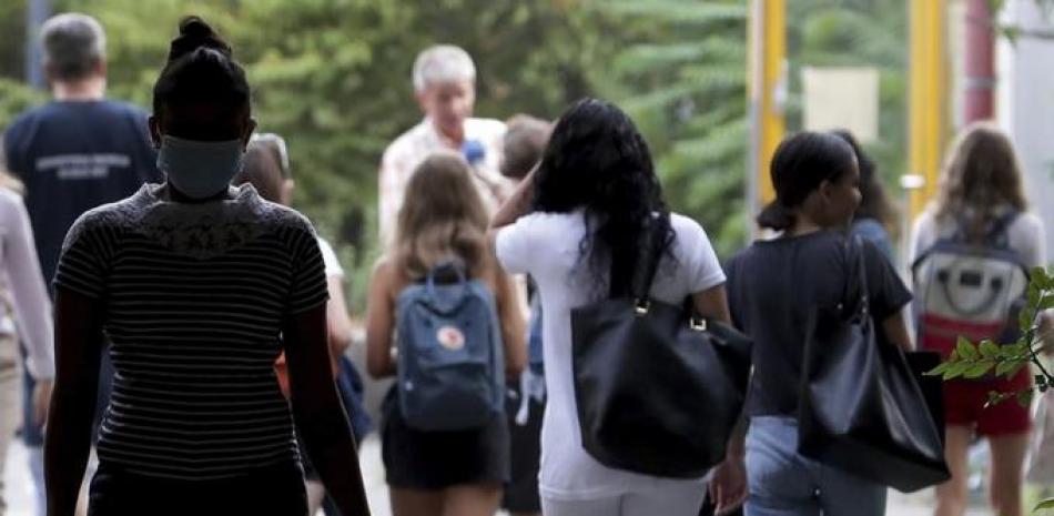 Los estudiantes llegan a la escuela 'Friedensburg Oberschule' por el primer día en la escuela después de las vacaciones de verano durante el nuevo brote de coronavirus en Berlín, Alemania, el lunes 10 de agosto de 2020.

Foto: AP/ Michael Sohn