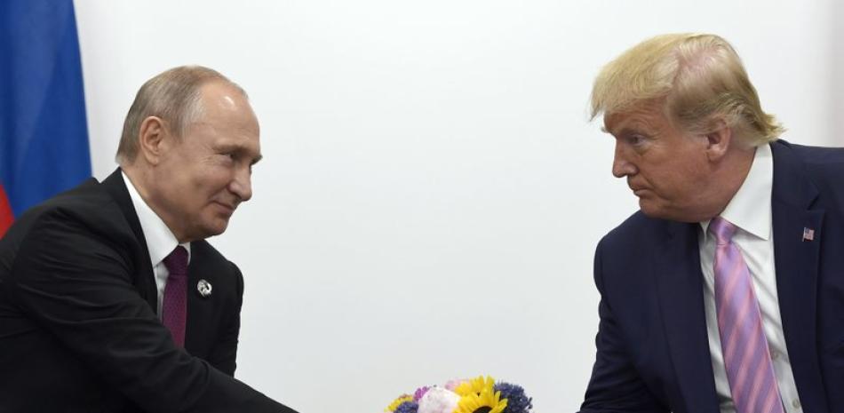 Fotografía del 28 de junio de 2019 del presidente estadounidense Donald Trump estrechando la mano del presidente ruso Vladimir Putin durante una reunión bilateral al margen de la cumbre G-20 en Osaka, Japón.

Foto: AP/ Susan Walsh