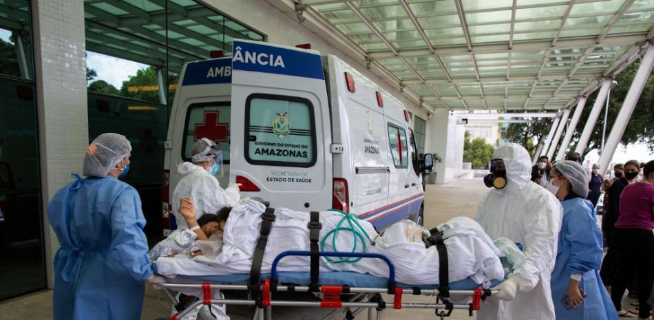Un paciente llega al Hospital 28 de Agosto en Manaus, Amazonas, Brasil, el 14 de enero de 2021, en medio de la pandemia del nuevo coronavirus, COVID-19. 

Foto: Michael Dantas/ AFP