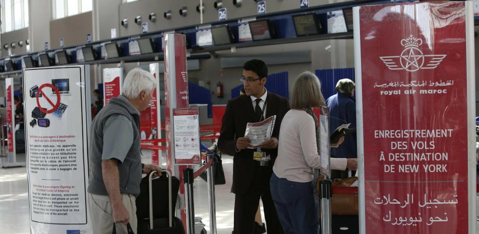 Fotografía de archivo del 29 de marzo de 2017 muestra a personal dando instrucciones a viajeros en el Aeropuerto Internacional Casablanca Mohammed V, en Marruecos.

Foto: AP/ Abdeljalil Bounhar