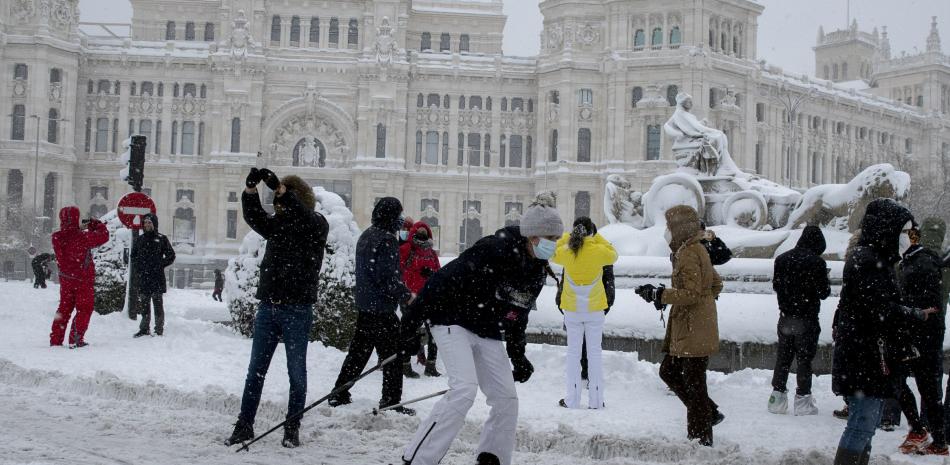 Una mujer esquía frente al monumento de Cibeles frente al Ayuntamiento durante una fuerte nevada en el centro de Madrid, el sábado 9 de enero de 2021.

Foto: AP /Paul White
