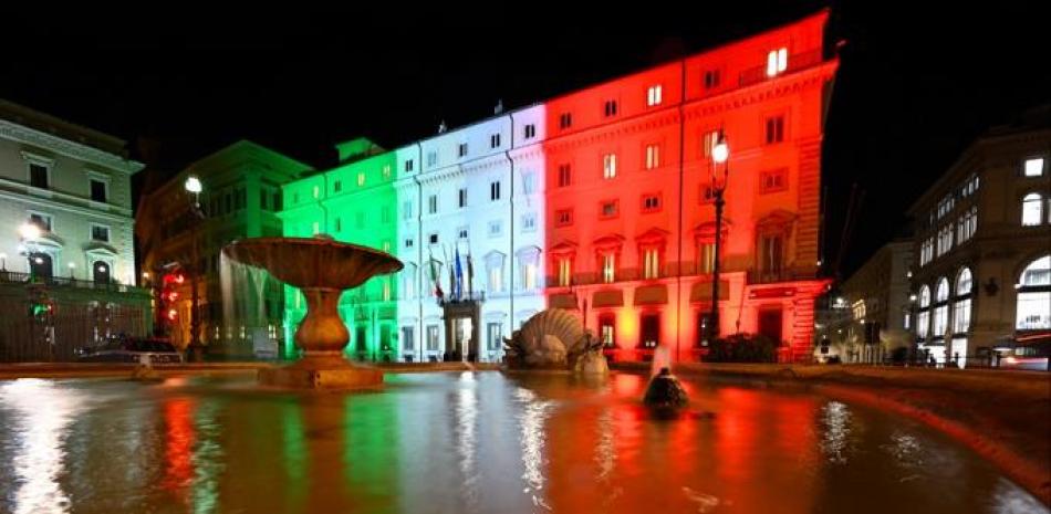 Roma muestra el Palazzo Chigi, la sede del gobierno italiano, iluminado con los colores de la bandera italiana, ya que se espera que el gobierno de Italia discuta más adelante un paquete de gastos de recuperación del coronavirus