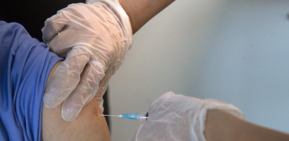 Un trabajador de la salud recibe la segunda dosis de una vacuna Pfizer-BioNTech Covid-19 en el Hospital Posta Central de Santiago, el 15 de enero de 2021.

Foto: CLAUDIO REYES / AFP