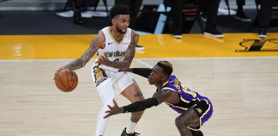 El base de Los Angeles Lakers, Dennis Schroeder, a la derecha, defiende contra el base de los New Orleans Pelicans, Nickeil Alexander-Walker, durante el segundo cuarto de un juego de baloncesto de la NBA el viernes 15 de enero de 2021 en Los Ángeles.