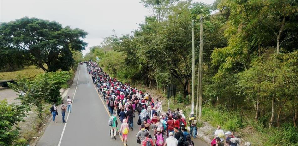 Un nuevo grupo de aproximadamente tres mil migrantes hondureños llega a Guatemala hoy, luego de cruzar el punto fronterizo de El Florido, en Camotán (Guatemala). EFE/ Esteban Biba