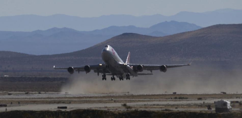 El Virgin Orbit "Cosmic Girl", un Boeing Co. 747-400 modificado que lleva un cohete LauncherOne debajo de su ala, despega para la misión Launch Demo 2 desde el puerto aéreo y espacial de Mojave el 17 de enero de 2021 en Mojave, California. Patrick T. Fallon / AFP