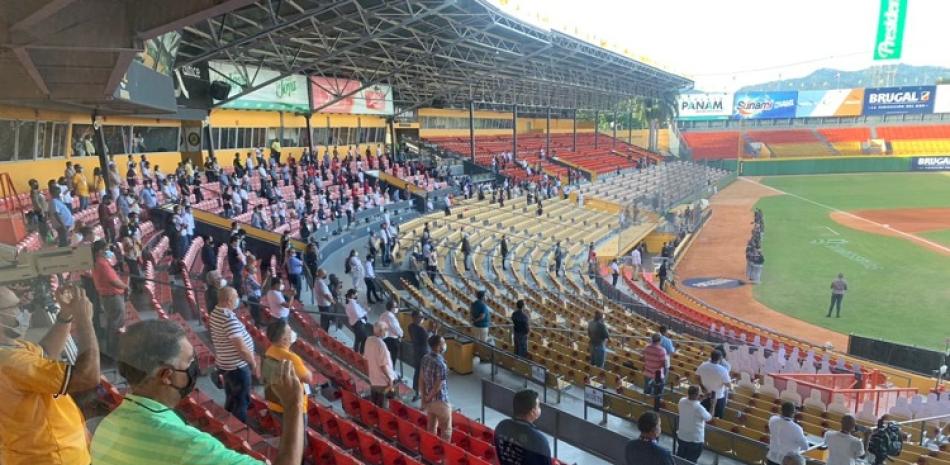 Vista del público que se permitió entrar al estadio Cibao de Santiago para el sexto partido de la serie final entre los Gigantes del Cibao y las Águilas Cibaeñas.