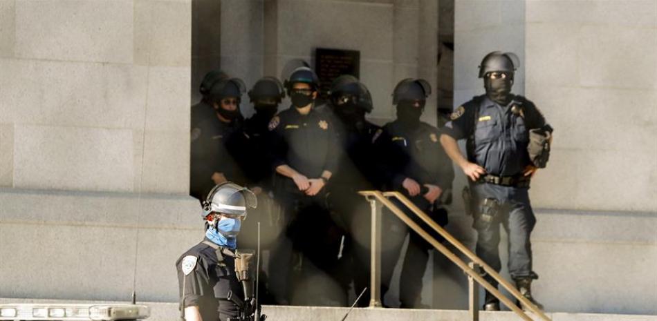 Los oficiales de la Patrulla de Caminos de California están estacionados alrededor del Capitolio del estado en Sacramento, California, Estados Unidos, el 17 de enero de 2021. (Protestas, Estados Unidos) EFE / EPA / JOHN G. MABANGLO
Los oficiales de la Patrulla de Caminos de California están estacionados alrededor del Capitolio del estado en Sacramento, California, Estados Unidos, el 17 de enero de 2021. (Protestas, Estados Unidos) EFE / EPA / JOHN G. MABANGLO
Officers from the California Highway Patrol are stationed around the state Capitol in Sacramento, California, United States, on January 17, 2021. (Protests, United States) EFE / EPA / JOHN G. MABANGLO
agentes de la Patrulla de Caminos de California están estacionados alrededor del Capitolio estatal en Sacramento, California, EE.UU., 17 de Enero de 2021. (Protestas, Estados Unidos) EFE / EPA / JOHN G. MABANGLO
California Highway Patrol agents are stationed around the State Capitol in Sacramento, California, USA, January 17, 2021. (Protests, United States) EFE / EPA / JOHN G. MABANGLO