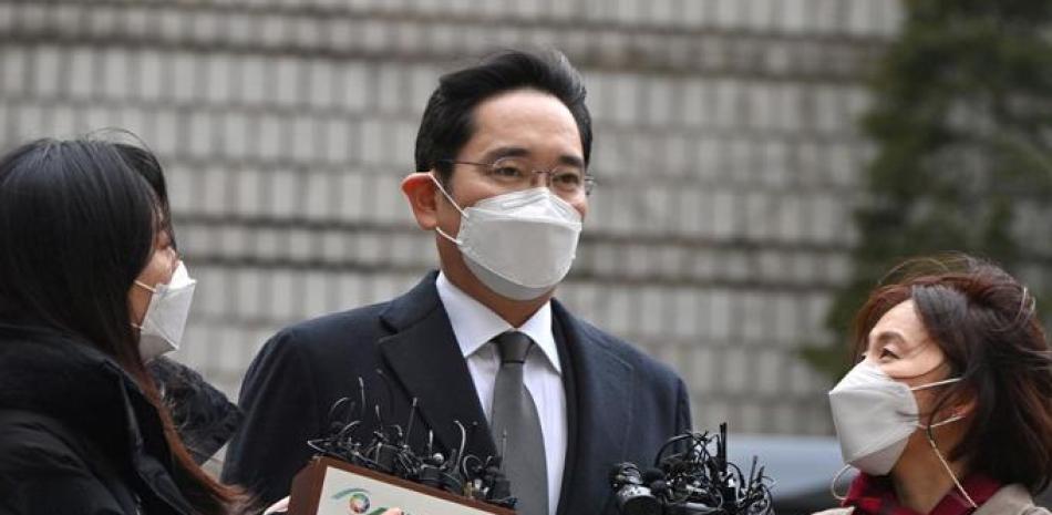 Lee Jae-yong (C), vicepresidente de Samsung Electronics, llega a un tribunal para un juicio por su escándalo de soborno que involucra al ex presidente surcoreano Park Geun-hye en Seúl el 18 de enero de 2021.

Jung Yeon-je / AFP