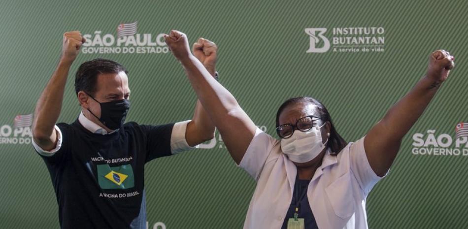 La enfermera Mônica Calazans y el gobernador del estado de Sao Paulo, João Doria, celebran el 17 de enero del 2021 luego que ella recibió la vacuna contra el coronavirus, en Sao Paulo. (AP Foto/Carla Carniel)