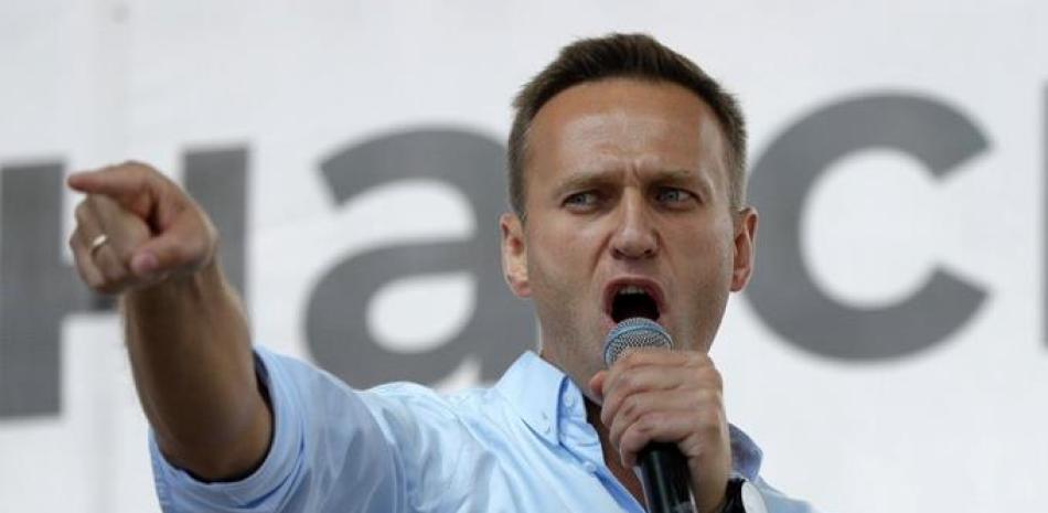 En esta fotografía de archivo del sábado 20 de julio de 2019, el activista opositor ruso Alexei Navalny hace gestos mientras habla a una multitud durante una protesta política en Moscú, Rusia.

Foto: AP/ Pavel Golovkin