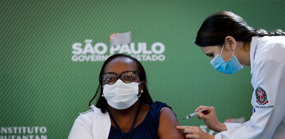 Mônica Calazans, enfermera del Hospital las Clínicas de la capital paulista recibe la vacuna contra la covid-19 hoy, en Sao Paulo (Brasil). EFE/ Fernando Bizerra Jr