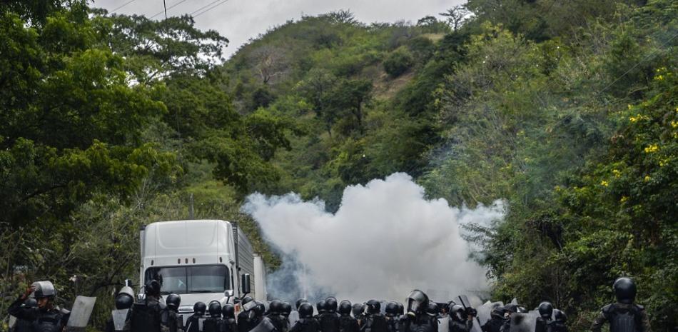 Fuerzas de seguridad bloquean a los migrantes que llegaron en caravana desde Honduras en su camino a Estados Unidos, en Vado Hondo, Guatemala, el 18 de enero de 2021. Johan ORDONEZ / AFP