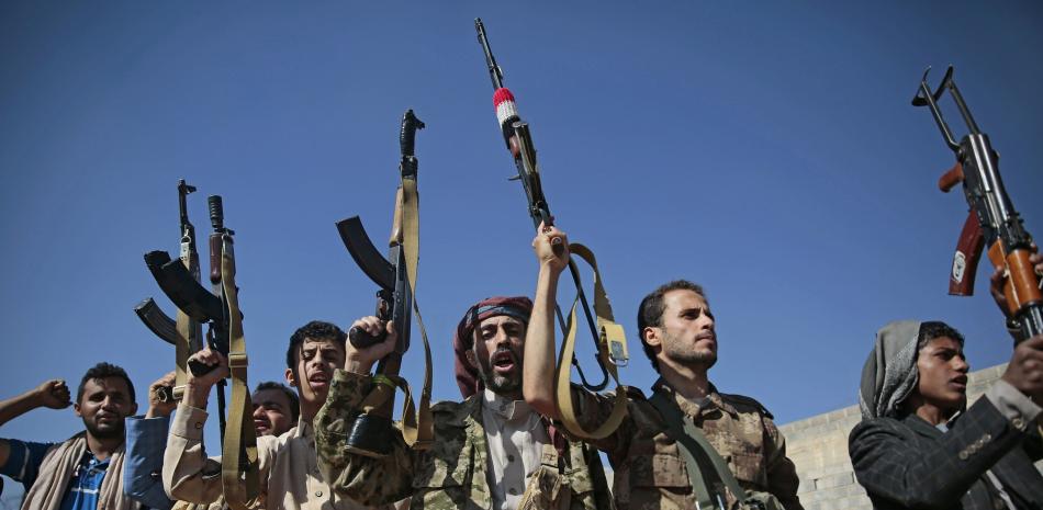 ARCHIVO - En esta foto de archivo del 13 de diciembre de 2018, miembros de tribus leales a los rebeldes hutíes sostienen sus armas mientras asisten a una reunión para mostrar su apoyo a las conversaciones de paz que se están llevando a cabo en Suecia, en Sanaa, Yemen. 

Foto: AP/ Hani Mohammed