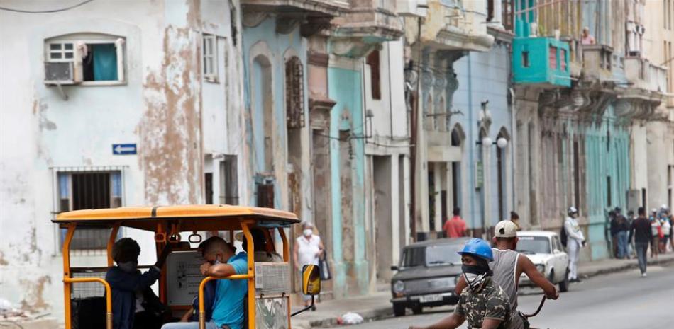 Desde hace varias semanas se han disparado los nuevos casos positivos en Cuba, que desde el lunes ha marcado cuatro registros por encima de 500, lo que ha provocado el retroceso de varias provincias en la desescalada y el reforzamiento de las medidas para contener el rebrote. EFE/ Yander Zamora/Archivo