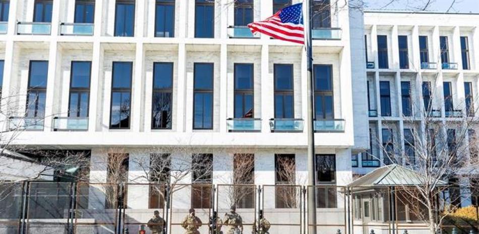 Tropas de la Guardia Nacional en posiciones en la valla alrededor de los terrenos del Capitolio de los Estados Unidos en Washington, DC, Estados Unidos, 18 de enero de 2021. EFE / EPA / JUSTIN LANE