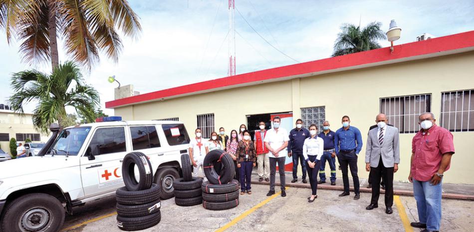 Ejecutivos de la Cruz Roja Dominicana recibieron la donacioìn de 12 gomas para ser usados en vehiìculos de emergencia de la institucioìn.