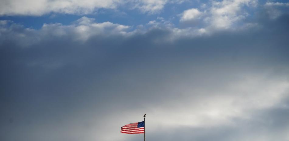 Una bandera de EE. UU. Ondea sobre la Casa Blanca al comienzo del último día completo en el cargo del presidente de los EE. UU., Donald Trump, en Washington, DC .