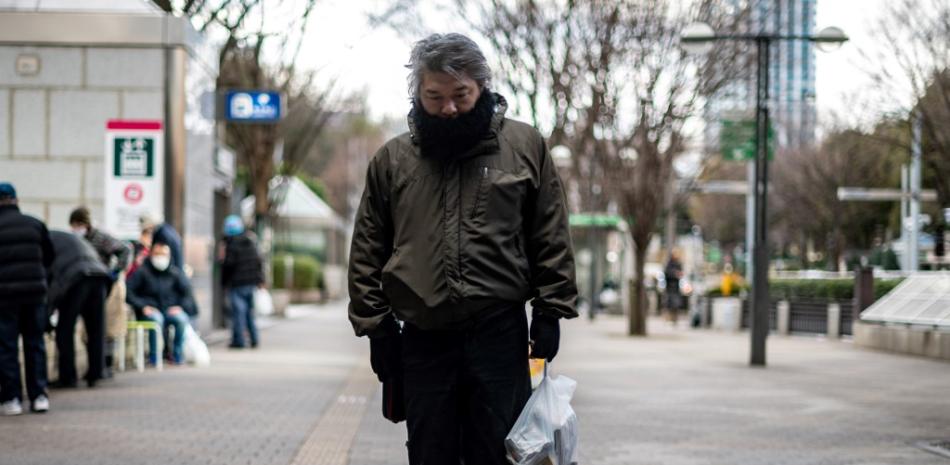 "Yuichiro" sosteniendo una bolsa de comida distribuida por la organización sin fines de lucro Moyai Support Center for Independent Living, en el distrito Shinjuku de Tokio. Philip Fong / AFP