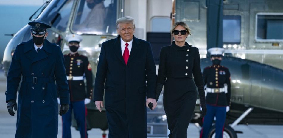 El presidente saliente de los Estados Unidos, Donald Trump, y la primera dama, Melania Trump, salen del Marine One en la base conjunta Andrews en Maryland el 20 de enero de 2021. ALEX EDELMAN / AFP