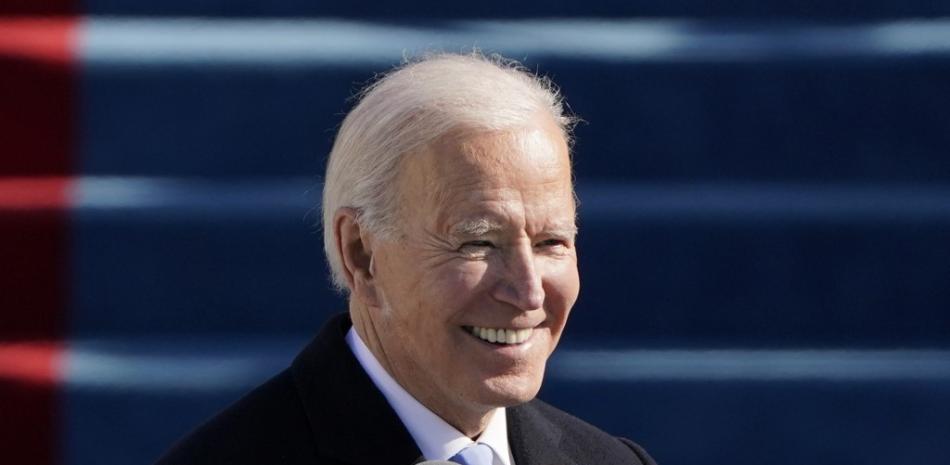Joe Biden sonríe mientras pronuncia un discurso después de ser juramentado como el 46 ° presidente de los Estados Unidos durante la 59.a inauguración presidencial en el Capitolio de los Estados Unidos en Washington DC el 20 de enero de 2021. Patrick Semansky / POOL / AFP