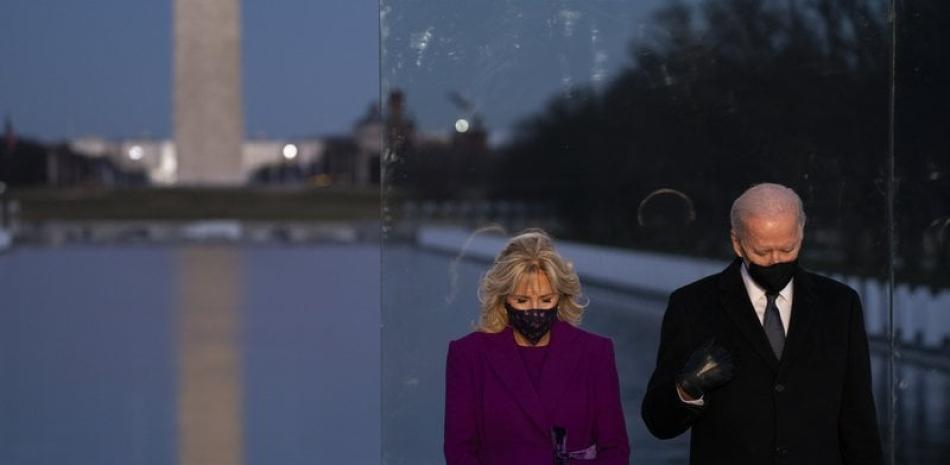 El presidente electo de Estados Unidos, Joe Biden, y su esposa, Jill Biden, participan en un acto de recuerdo por las víctimas del COVID-19 en el Lincoln Memorial, el 19 de enero de 2021, en Washington. (AP Foto/Evan Vucci)