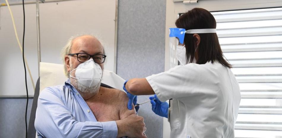 Un hombre recibe la vacuna contra el coronavirus en Codogno, Italia el 27 de diciembre del 2020. (Flavio Lo Scalzo/Pool via AP).
