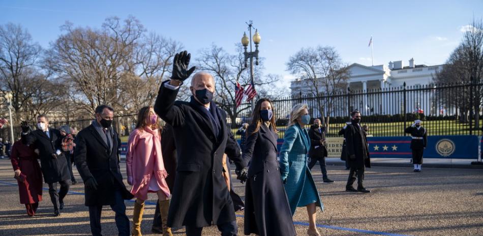 El presidente Joe Biden y la primera dama, la Dra. Jill Biden, caminan por Pennsylvania Avenue con su familia frente a la Casa Blanca durante las celebraciones inaugurales, el 20 de enero de 2021 en Washington, DC. El presidente Biden prestó juramento como el 46º presidente de los Estados Unidos. Doug Mills-Pool / Getty Images / AFP