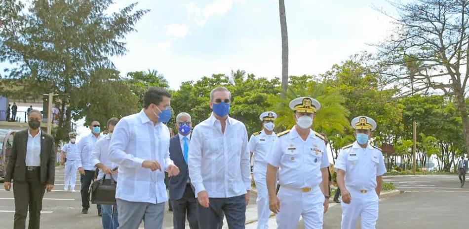 Ministro de Turismo, David Collado;Luis Abinader, presidente de la República Dominicana; vicealmirante Ramón Gustavo Betances Hernández