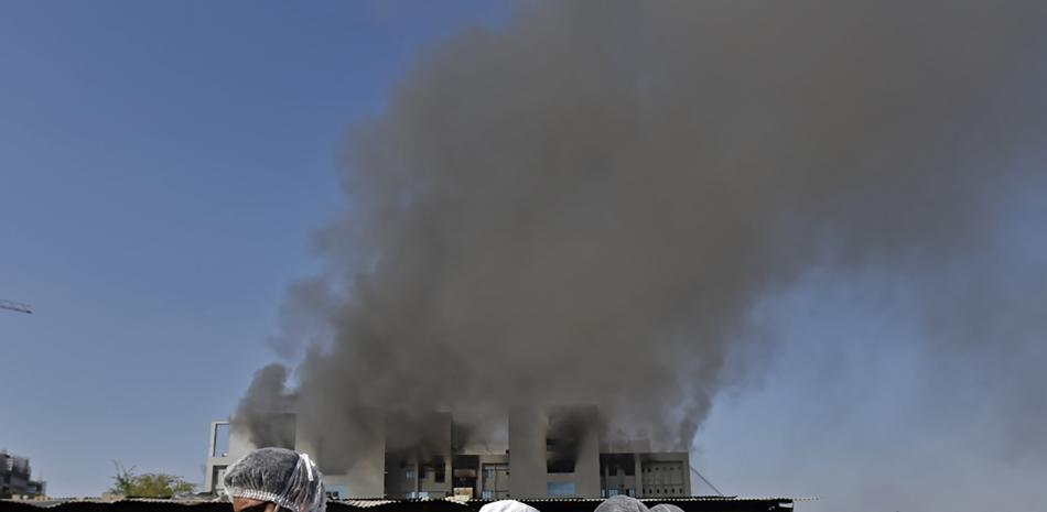 Fabrica de vacunas incendiada. Fuente / AFP