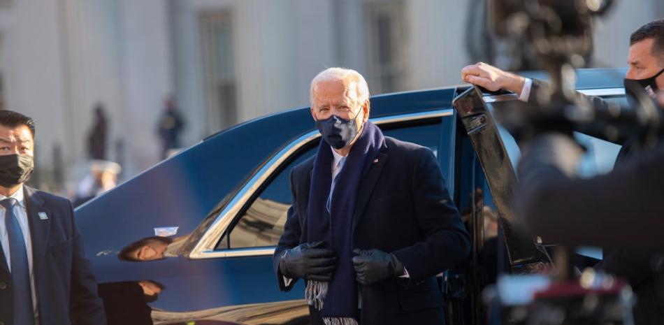 El presidente de los Estados Unidos, Joe Biden, se prepara para caminar por la ruta abreviada del desfile frente a la Casa Blanca después de la inauguración de Biden el 20 de enero de 2021 en Washington, DC. Mark Makela / Getty Images / AFP
