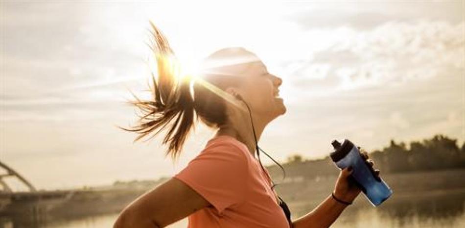 Mujer corriendo al amanecer. Foto: Europa Press.