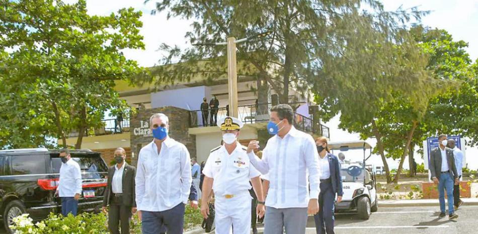 El presidente Luis Abinader, el ministro de Turismo, David Collado, y el comandante de la Armada de República Dominicana, vicealmirante Ramón Gustavo Betances Hernández, recorren el club para oficiales.