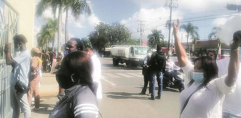 Los pocos feligreses que llegaron a la basílica cerrada para celebrar el Día de la Altagracia.