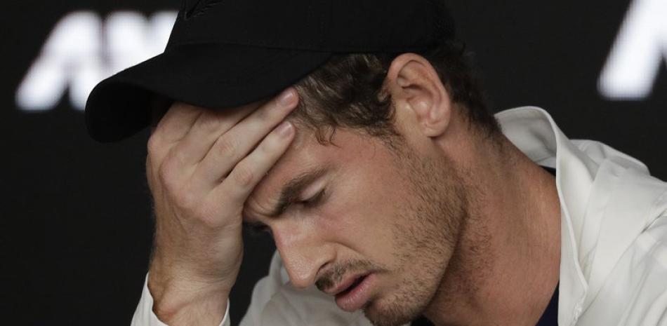 En imagen de archivo del martes 15 de enero de 2019, el británico Andy Murray reacciona durante la conferencia de prensa después de una derrota ante el español Roberto Bautista Agut en la primera ronda del Abierto de Australia, en Melbourne, Australia.