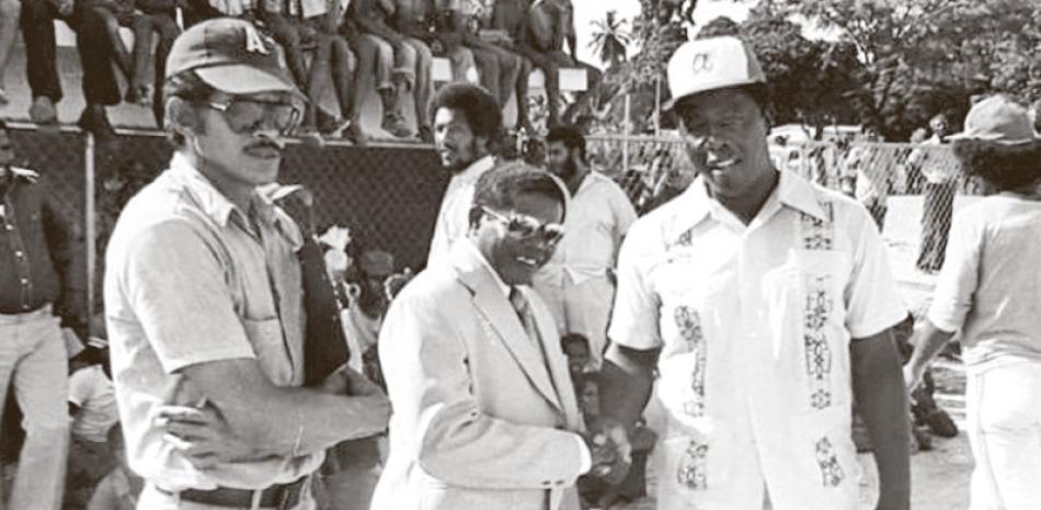 Hank Aaron aparece a finales de la década de 1970 junto al gobernador de Pedernales, Ruperto Vólquez Medrano y el señor Víctor Rafael García.