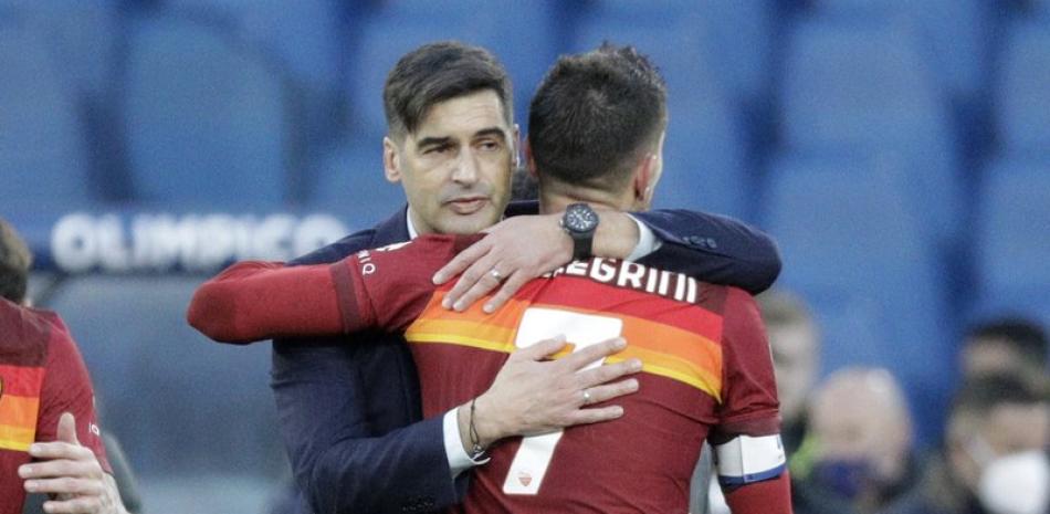 El técnico de la Roma, Paulo Fonseca, abraza a Federico Pellegrini al final del partido de la Serie A entre Roma y Spezia en el Estadio Olímpico, Roma, sábado 23 de enero de 2021. Roma ganó 4-3.