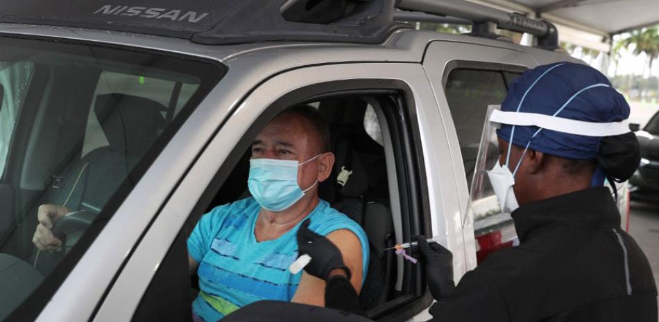 Aplican vacuna a hombre en su vehículo. /AFP