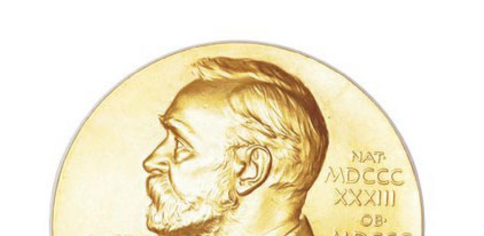 1, 2, 3, 4) Emblema del Prenio Nobel, en distintas tomas y desde diversos ángulos.