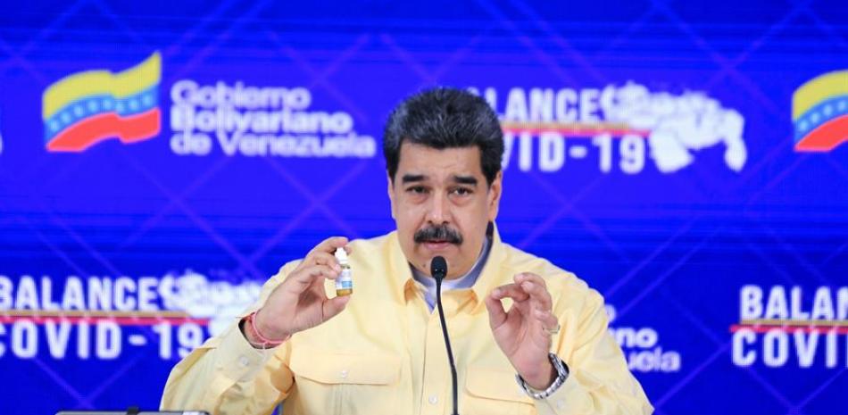 Maduro presenta unas gotas "milagrosas" que "neutralizan" el coronavirus.

Foto: EFE/ Miraflores