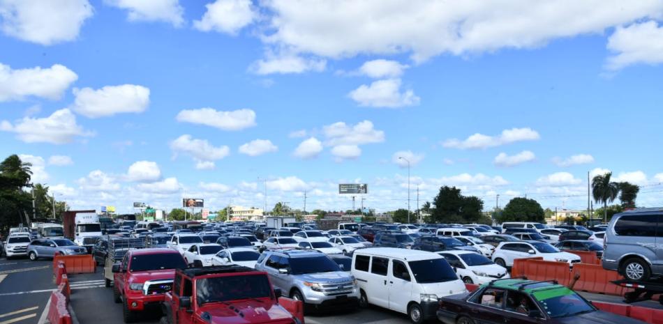 Congestionamiento vehicular se registra este lunes en la autopista Las Américas. Foto: Raul Asencio/LD.